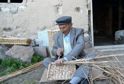 İlçenin Son Hasırcısı Yetiştirecek Eleman Bulamıyor