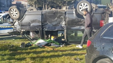 Isparta'da Otomobil İle Çarpışan Minibüs Kavşakta Ters Döndü Açıklaması 1 Ölü, 7 Yaralı