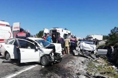 İzmir'de Feci Kaza Açıklaması 2 Ölü, 6 Yaralı