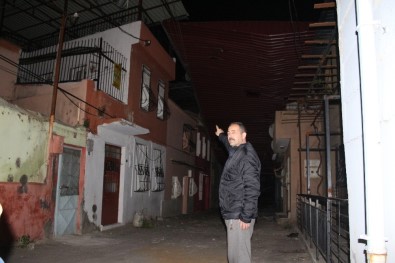 İzmir'de Fırtına Etkili Oldu, Çatıları Uçurdu