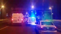 Saman Yüklü Kamyonun Dorsesi Trafik Levhasına Çarptı