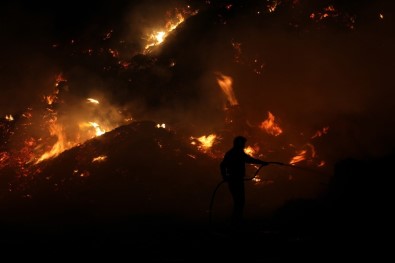 Antalya'da Çöp Toplama Merkezinde Yangın Devam Ediyor