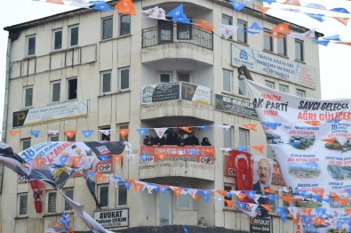 CHP Belediye Başkan Adayı Cumhurbaşkanı Erdoğan'ı Balkondan Takip Etti
