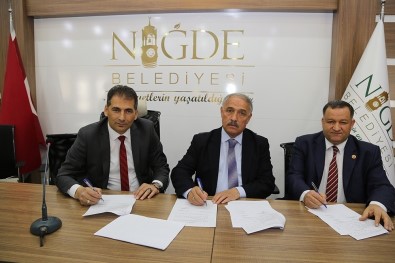 Hizmet-İş Sendikası Niğde'de Bir Sözleşmeye Daha İmza Attı