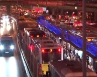 METROBÜS DURAĞI - Metrobüsün Çarptığı Genç Ağır Yaralandı