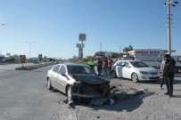 Minibüs İle Otomobil Çarpıştı Açıklaması 2 Yaralı