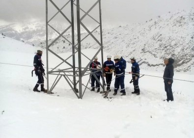 Olumsuz Hava Siirt'te Enerji Nakil Hatlarını Kopardı