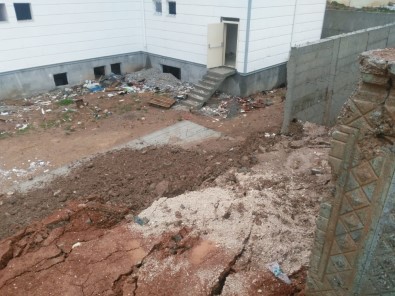Siirt'te Okulun İstinat Duvarı Çöktü