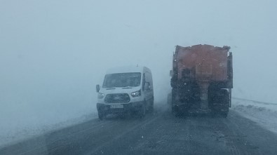 Van'da Kar Ve Tipi Bahçesaray Yolunu Ulaşıma Kapattı