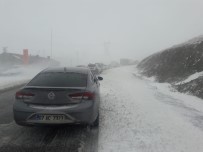 MAHSUR KALDI - Van-Hakkari Karayoluna Çığ Düşmesi