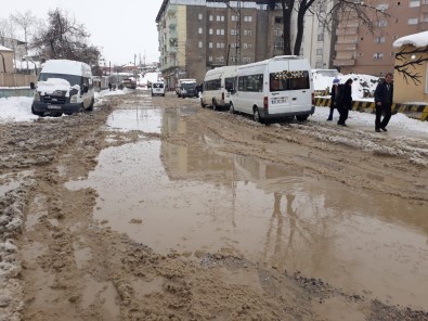 Yüksekova'da Yollar Gölete Döndü