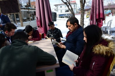 Ardahan'da Öğrencilerden Kitap Okuma Etkinliği