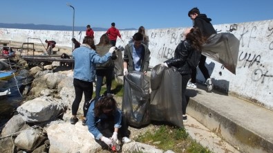 Balıkesir'de Liseli Gençler Sahilde Çöp Topladı