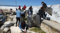 ÇEVRE TEMİZLİĞİ - Balıkesir'de Liseli Gençler Sahilde Çöp Topladı