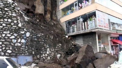 Bitlis'te Araçların Üzerine Kaya Parçaları Düştü