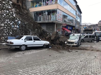 Bitlis'te Caddeye Kaya Parçaları Düştü Açıklaması 3 Araç Hasar Gördü