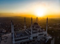 ÇAMLICA CAMİİ - Çamlıca Camii Görüntüsüyle İstanbul'u Süslüyor