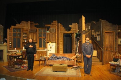 'Halktan Biri' Adlı Tiyatro Oyunu Kartal'da Sahnelendi