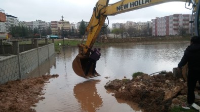 Midyat'ta Yağmur Nedeni İle Ev Ve İş Yerlerini Basan Sular Tahliye Edildi