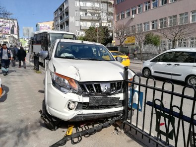 Otomobil İle Kamyonet Çarpıştı Açıklaması 1 Yaralı