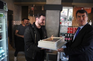 (ÖZEL)Mustafa Dündar'a Esnaftan Doğum Günü Sürprizi