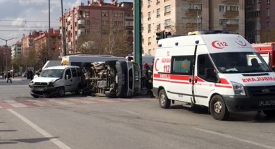 Ambulans İle Hafif Ticari Araç Çarpıştı Açıklaması 5 Yaralı