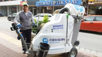 Burhaniye'de Sokaklara Modern Temizlik Aracı