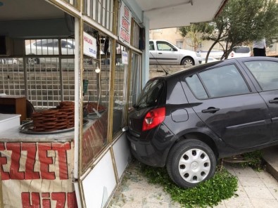 El Freni Çekilmeyen Otomobil Merdivenden İnip Dükkana Çarptı