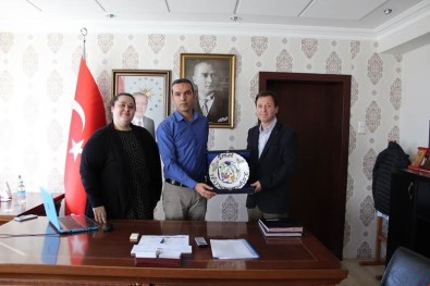 Kaymakam, Yılın Doktoru Hakan Ünek'i Tebrik Etti