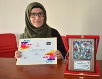 KÜTÜPHANE HAFTASI - Kitap Okuyarak Kanseri Yendi, 'Sıra Dışı Okur' Seçildi