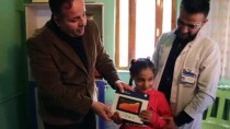 GAZİ YAKINI - Şemdinli'de Şehit Ve Gazi Çocuklarına Tablet Hediyesi