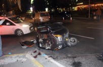 Şişli'de Otomobil İle Elektrikli Araç Çarpıştı Açıklaması 1'İ Ağır 2 Yaralı