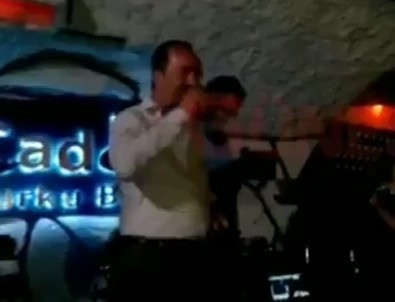 Darbenin şerefine kadeh kaldırmış!