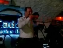 Darbenin şerefine kadeh kaldırmış!