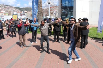Kocaeli'de Maaşları Artan Belediye İşçileri 'Para Bizde' Şarkısıyla Oynadı