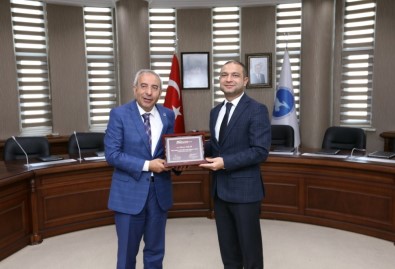 Vali Yardımcısı Aslan'a Eğitime Destek Plaketi