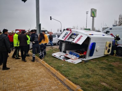 Hasta Taşıyan Ambulansla Otomobil Çarpıştı Açıklaması 5 Yaralı