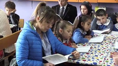 Köylüler Sınıfta Çocuklarıyla Kitap Okuyor