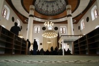 RİZE BELEDİYESİ - Rize'de Taşınan Eski Orta Cami Yeni Yerinde İbadete Açıldı