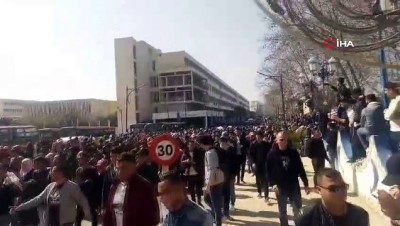 Cezayir'de Gösteriler Sürüyor