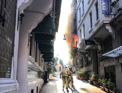 Beyoğlu'nda 5 katlı binada yangın: 4 ölü