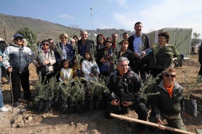 Karşıyaka'nın 'Kentsel Dönüşüm Ormanı'na Bin 500 Fidan