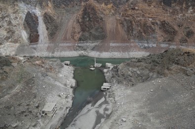 Artvin'de Yağışların Az Olması İle Baraj Suları Çekildi Asırlık Köy Ortaya Çıktı