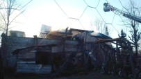 SALTUKOVA - Çatı Katında Çıkan Yangın Binadakilere Korku Dolu Anlar Yaşattı