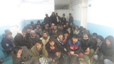 Kamyonet Kasasında 54 Kaçak Yakalandı