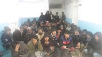 GÖÇMEN KAÇAKÇILIĞI - Kamyonet Kasasında 54 Kaçak Yakalandı