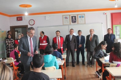 Kızılay, Tosya'da Öğrencilere Diş Fırçası Ve Macun Dağıttı