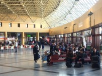 ŞEHİRLERARASI OTOBÜS - Öğrenciler Seçim İçin Memleketlerine Akın Etti