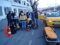 ATATÜRK BULVARI - (ÖZEL) Taksinin Kapısını Aniden Açan Yolcu Motorlu Kuryeyi Yaraladı