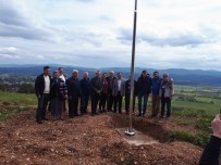 Sakin Kent Akyaka'nın Girişine Dev Türk Bayrağı